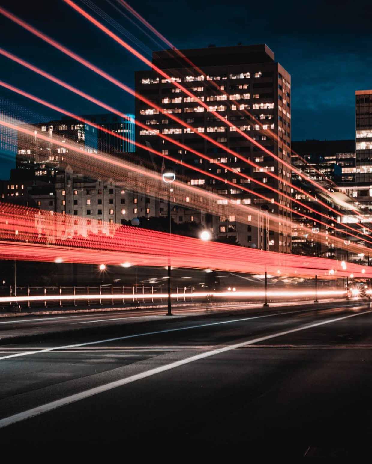 Lichtspuren von Autos in nächtlicher Stadt
