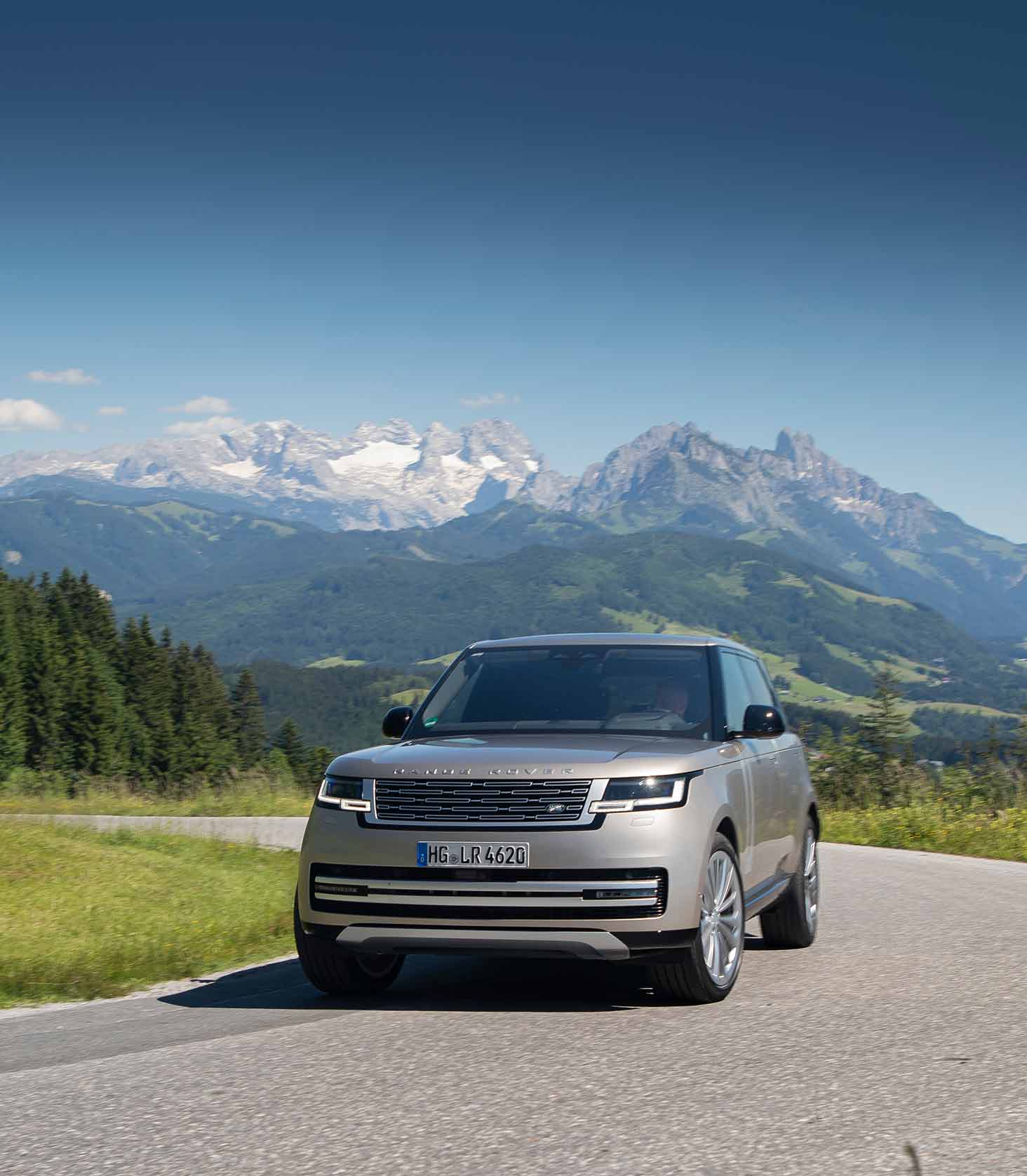Range Rover fährt vor alpiner Bergkulisse