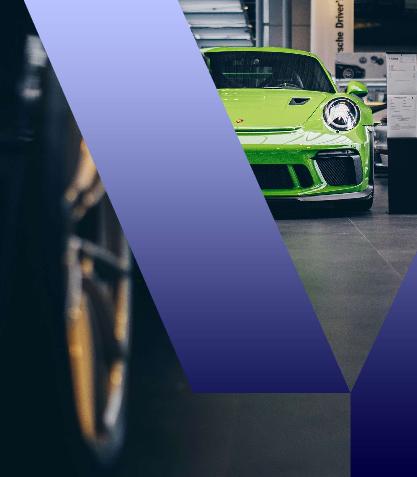 Grüner Porsche als Blickfang im Showroom mit V-förmigem Designelement