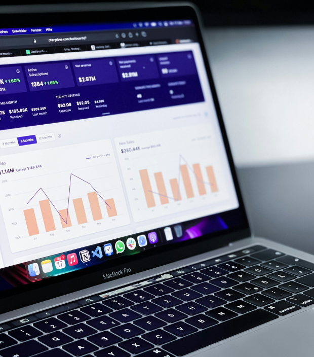 Ein Laptop mit einem geöffneten Analytics-Dashboard zeigt Verkaufszahlen und Wachstumsraten