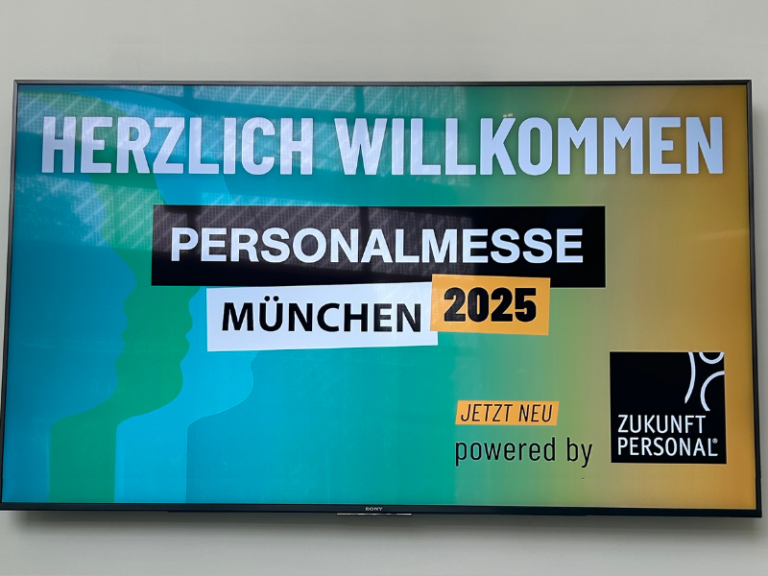 Digitales Willkommensschild der Zukunft Personal 2025 in München mit Fokus auf Marketing Plattformen und digitale Innovationen im Personalwesen