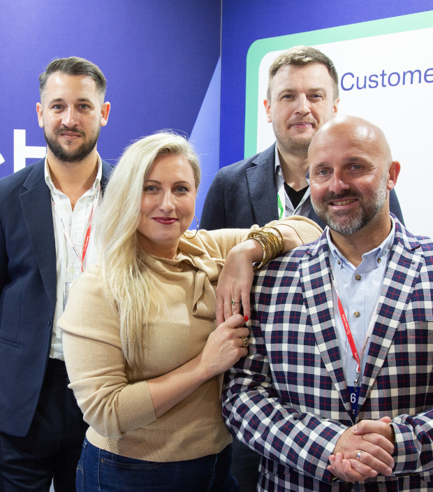 Veact Team steht vor einem Messestand und präsentiert datenbasierte Lösungen für Automotive Marketing und Kundenbindung