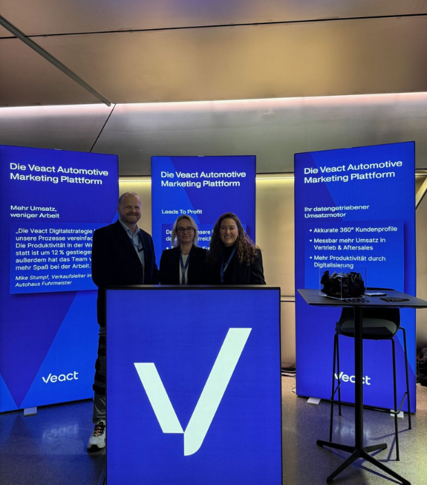 Markus Gallenberger Genia Neumann und Andrea Wolff vor dem Veact Messestand auf der VDB Herbstveranstaltung 2025