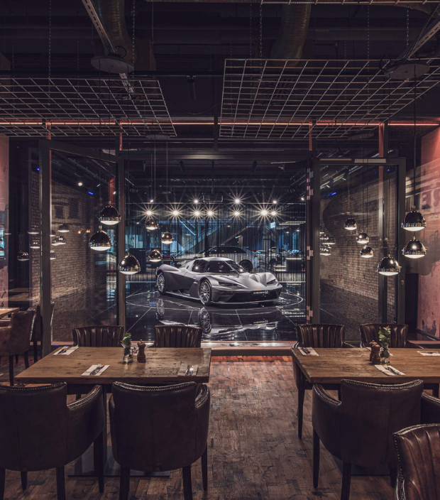 Luxuriöser Automotive Showroom mit präsentem Sportwagen als zentrales Element für Kundenbindung emotionales Marketing und Umsatzsteigerung im Autohaus