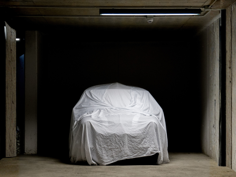Abgedecktes Auto in einer Garage als Symbol für inaktive Kunden und Kundenrückgewinnung im Autohaus
